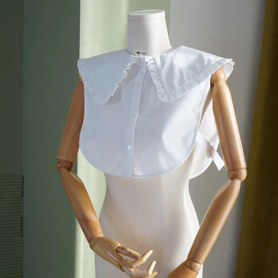 Decorative embroidered fake collar with ruffles 58